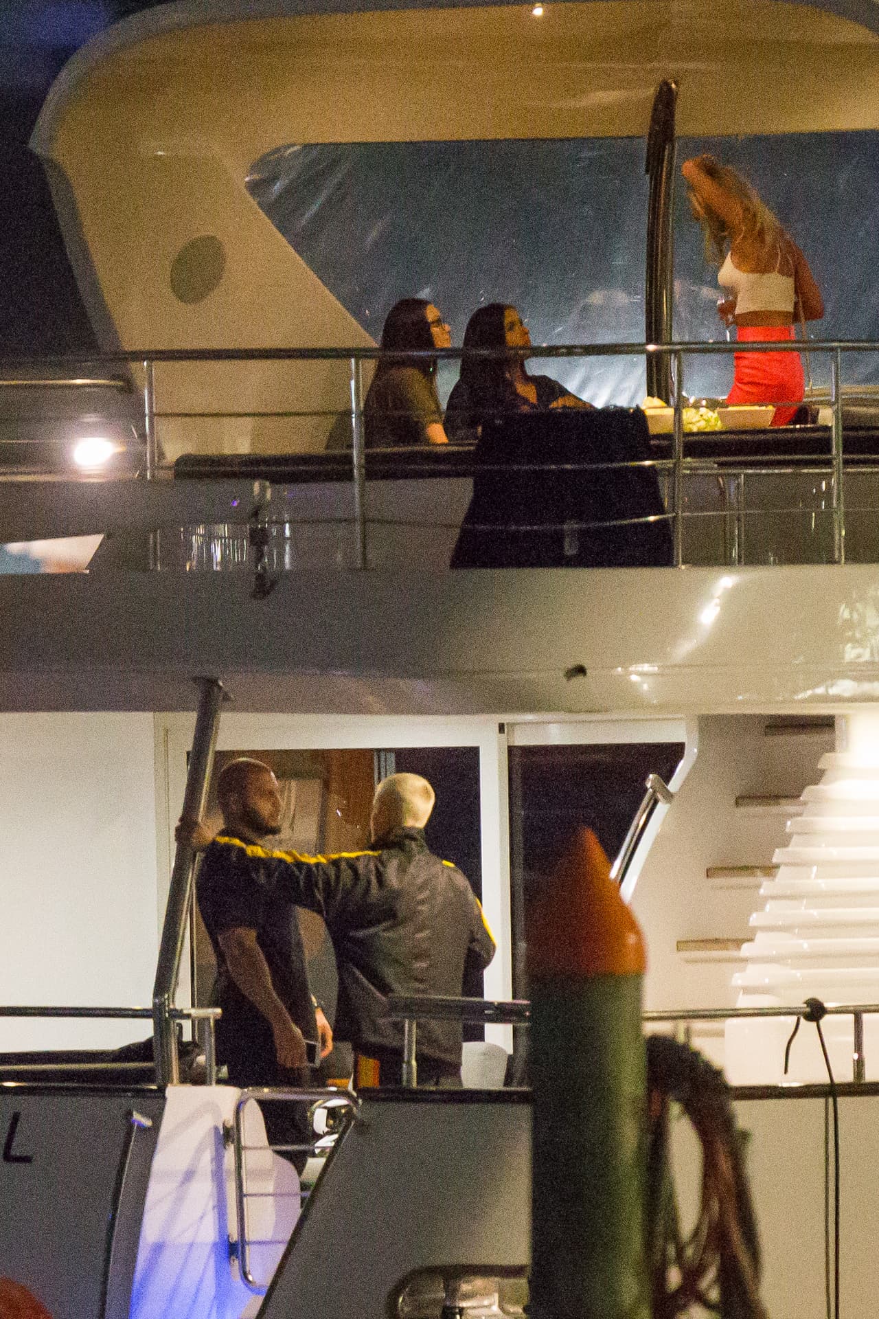 Justin Bieber fue visto de fiesta en un barco con alrededor de diez mujeres, bebiendo, charlando y bailando hasta bien entrada la noche, desembarcando alrededor de la 1:30 a. m. el 12 de marzo. Justin también pareció entrar en una discusión con uno de sus guardias de seguridad antes de darle un abrazo.