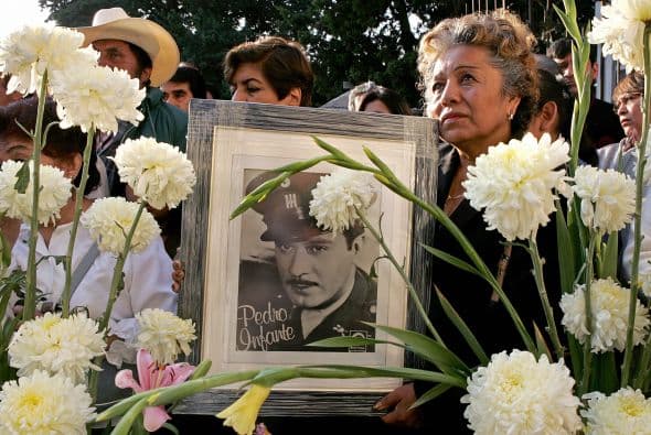 Para los mexicanos, la muerte no es más que el comienzo de una nueva vida, no un “adiós” sino un “hasta luego” y por eso como tal luchan para no verlo como un proceso doloroso, sino como una fiesta de color.