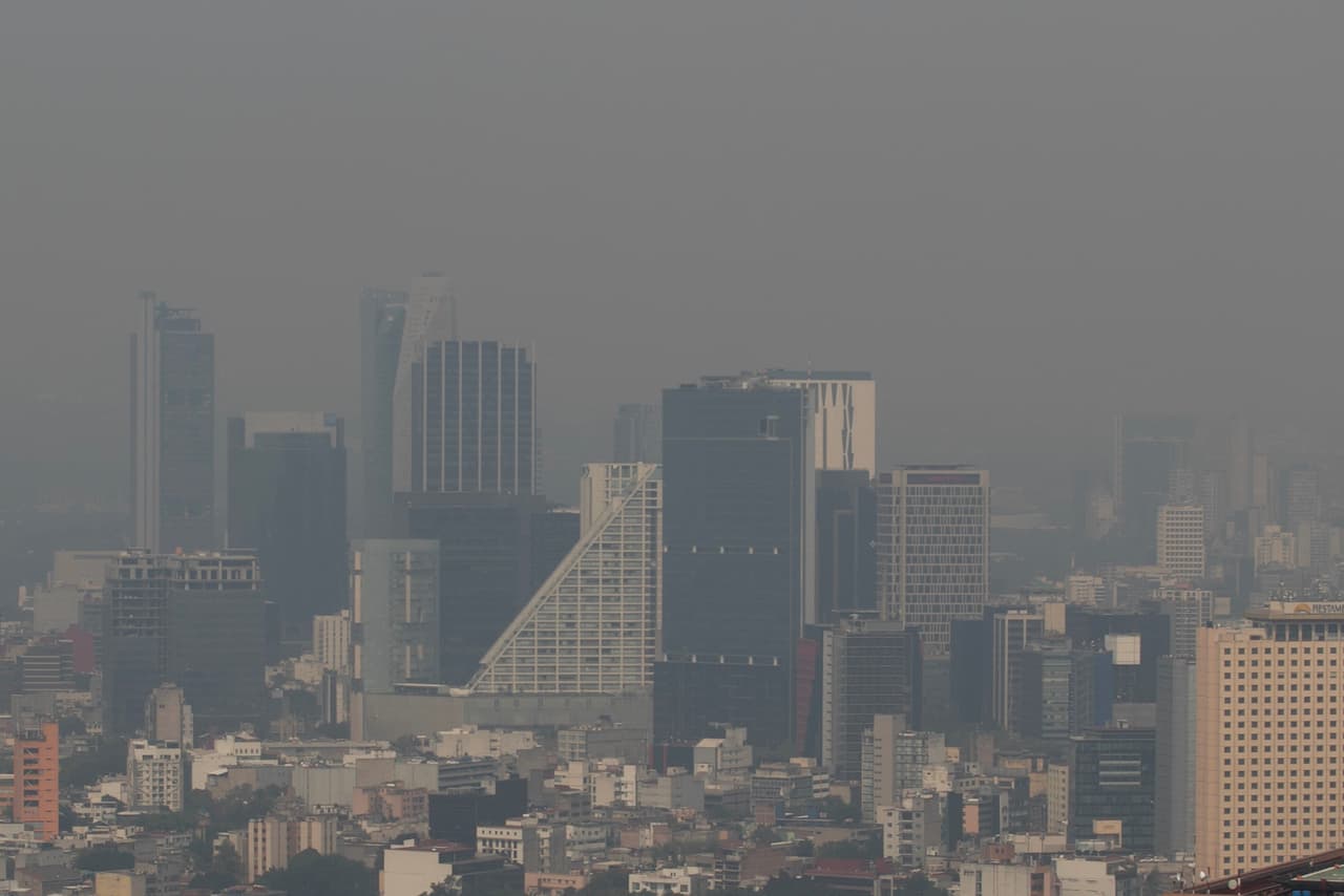Vista aérea de la Avenida Paseo de la Reforma, una de las más importantes de la ciudad durante una alerta por altos niveles de contaminación.