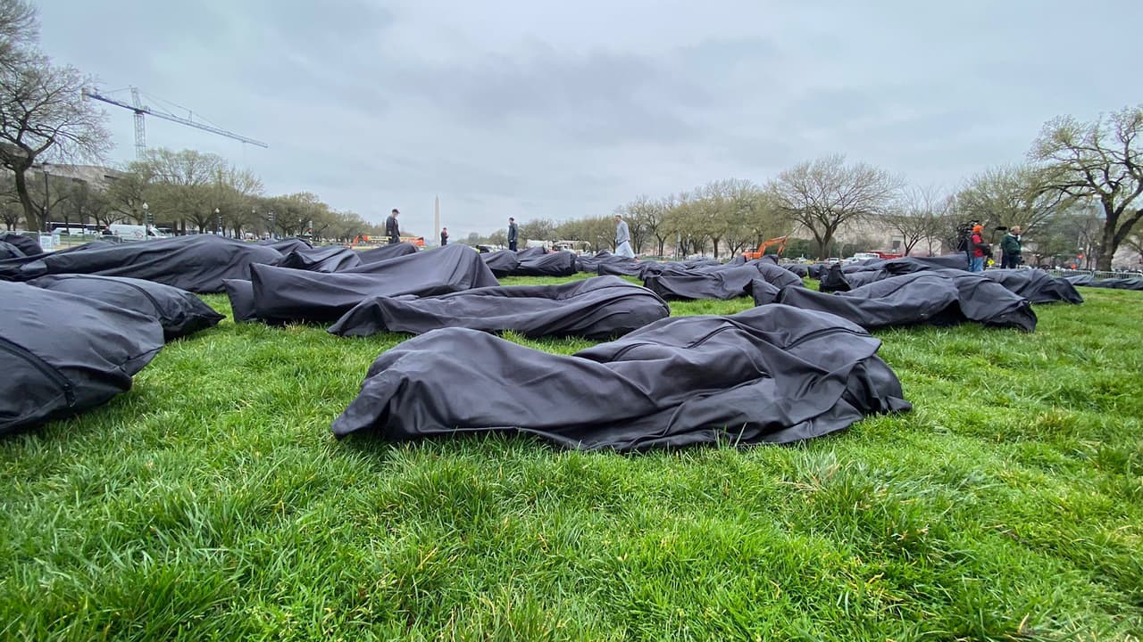 Cada bolsa, de acuerdo a March for Our Lives, representa a 150 personas muertas en Estados Unidos por arma de fuego desde el tiroteo de Parkland.