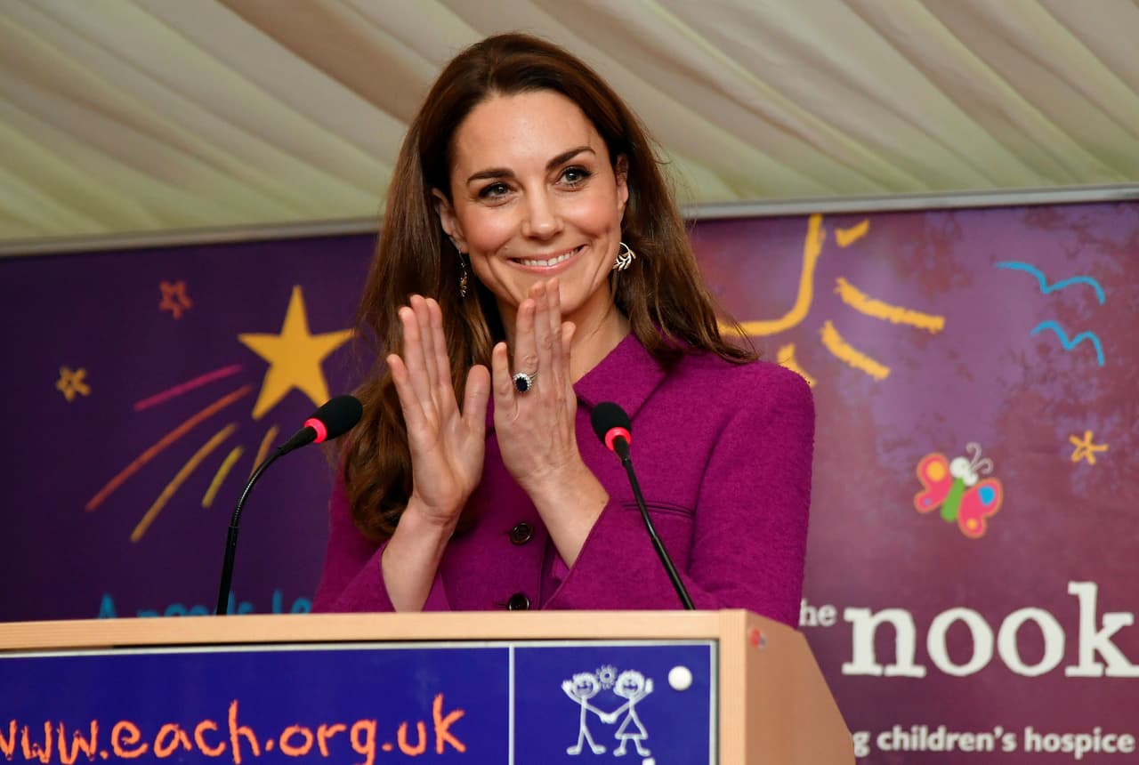 Durante su visita al hospicio para niños enfermos de gravedad, la duquesa mostró 
<b><a href="https://www.univision.com/entretenimiento/mediante-emotiva-carta-kate-middleton-revela-aspectos-intimos-de-su-vida-como-mama" target="_blank">su lado maternal</a></b>, al tiempo que convivió con las familias en la inauguración.