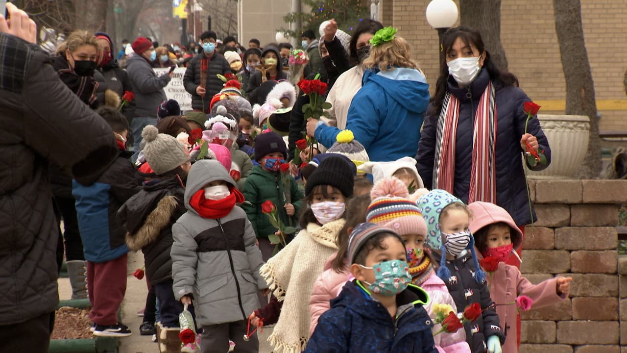 Debido a las restricciones por el coronavirus, toda la procesión fue al aire libre, incluida la estatuta de la Virgen de Guadalupe que se encontraba en el exterior.