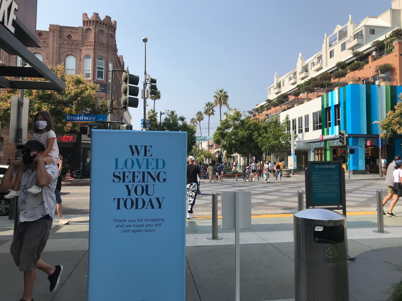 Los anuncios de bienvenida y de nuevas reglas para los visitantes se encuentran en los tres bloques del corredor peatonal con tiendas y restaurantes de lado a lado.