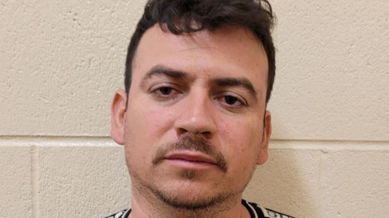 Héctor Gaxiola Gamez fue arrestado cerca de Gila Bend, después de cruzar la frontera ilegalmente. El ciudadano mexicano tiene varias condenas criminales, entre ellas robo a mano armada con arma mortal en 2007 en Phoenix, Arizona. El indocumentado mexicano enfrenta cargos criminales