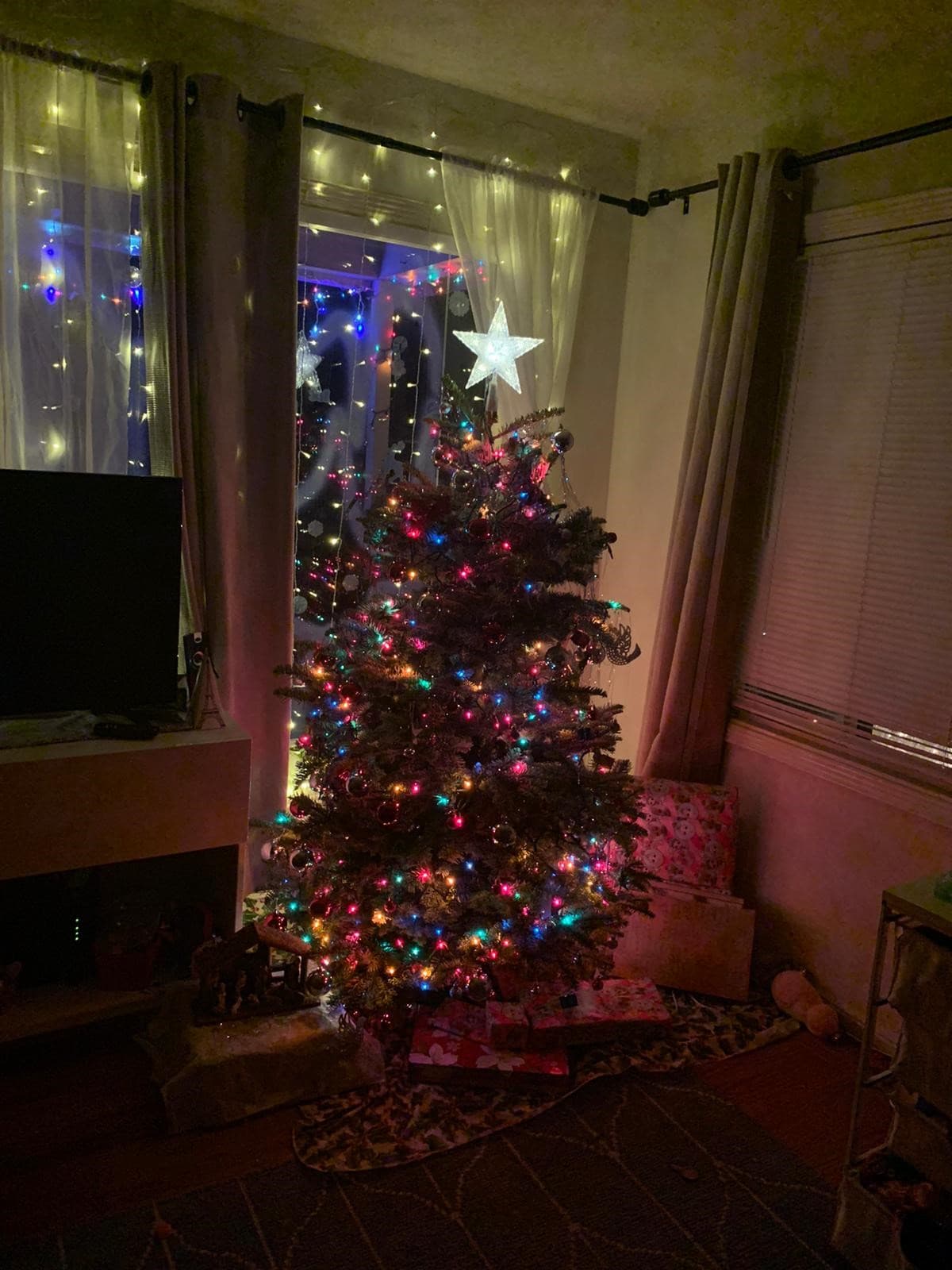 En San Mateo, la familia Reyes nos compartió una imagen de como brilla su arbolito durante la noche. Lo tiene colocado justo enfrente de la ventana, y al parecer, ya tiene bastante regalos también.