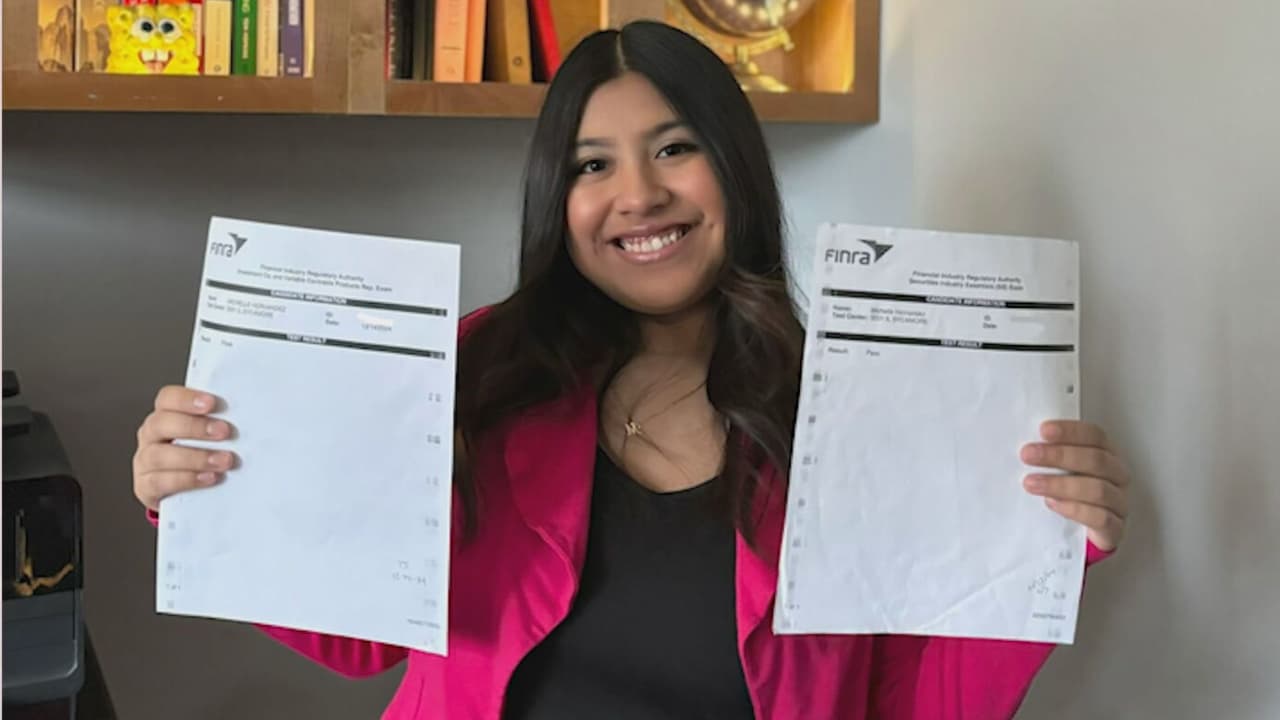 A los 20 años, Michelle Hernández ya es asesora financiera certificada en Illinois
