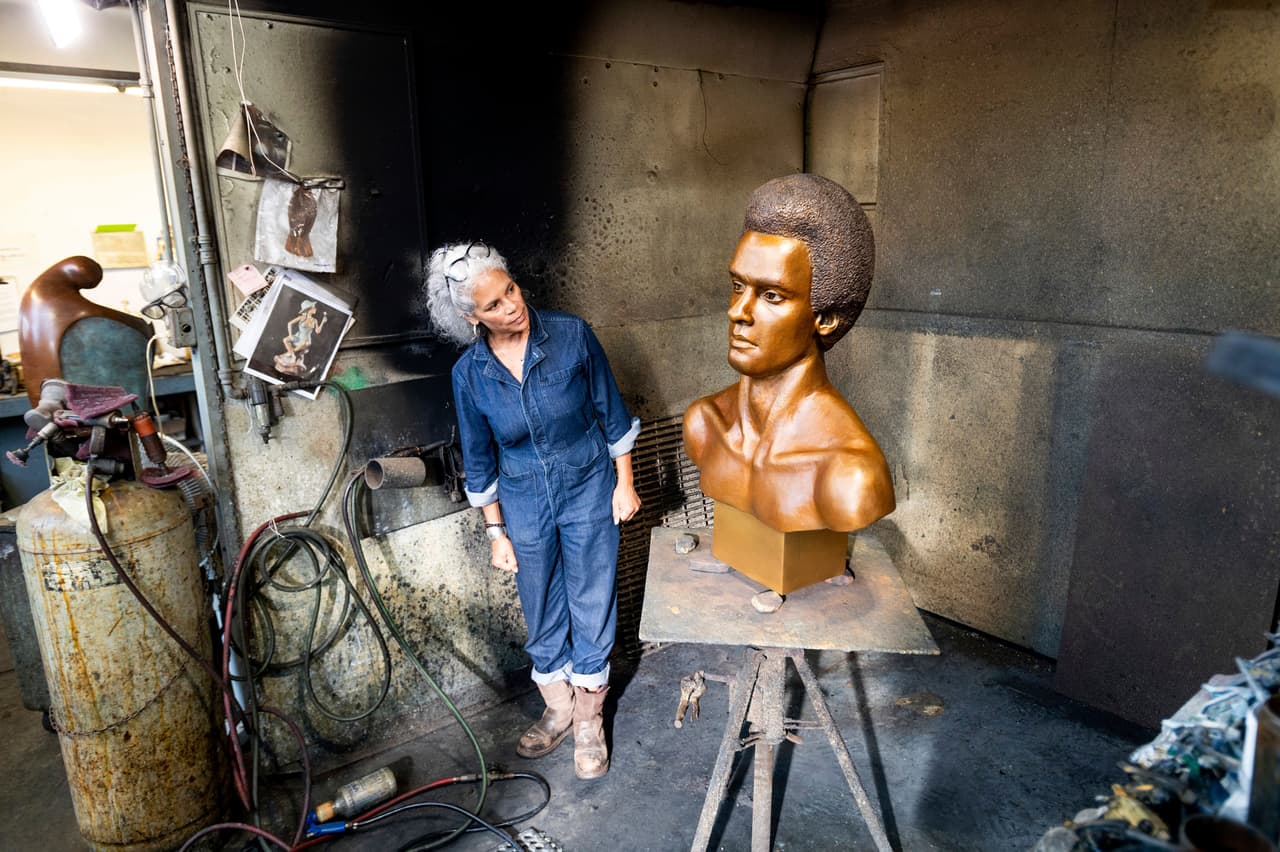 De ideología socialista, Newton fue temido y detestado por mucha gente y su organización fue vista como un grupo armado de militantes de raza negra que buscaban venganza y quienes creían que la violencia era un fenómeno típicamente estadounidense. Su partido dejó de existir hace 40 años.
<br>