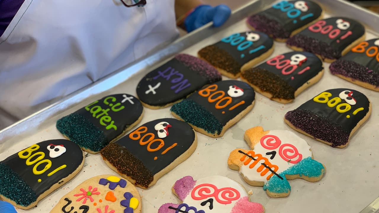 Cada galleta tiene un costo de dos dólares.