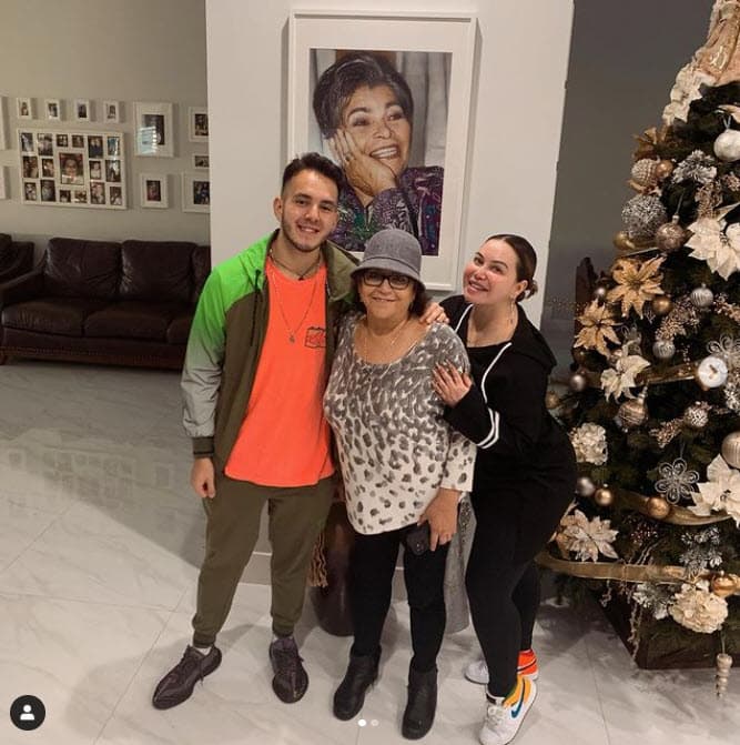 Chiquis y Juan Ángel Rivera posaron junto al arbolito que puso su abuela, la señora Rosa.