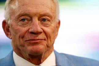 Jerry Jones, dueño de los Dallas Cowboys, fue demandado por una exbailarina exótica.