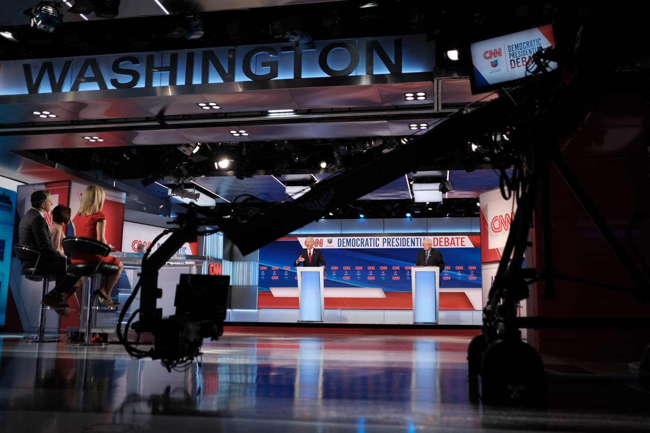 El debate se había planificado para realizarse en Phoenix, Arizona. Pero la crisis del coronavirus se mudó a un estudio de la cadena CNN en Washington DC, donde se realizó sin aistencia de público.