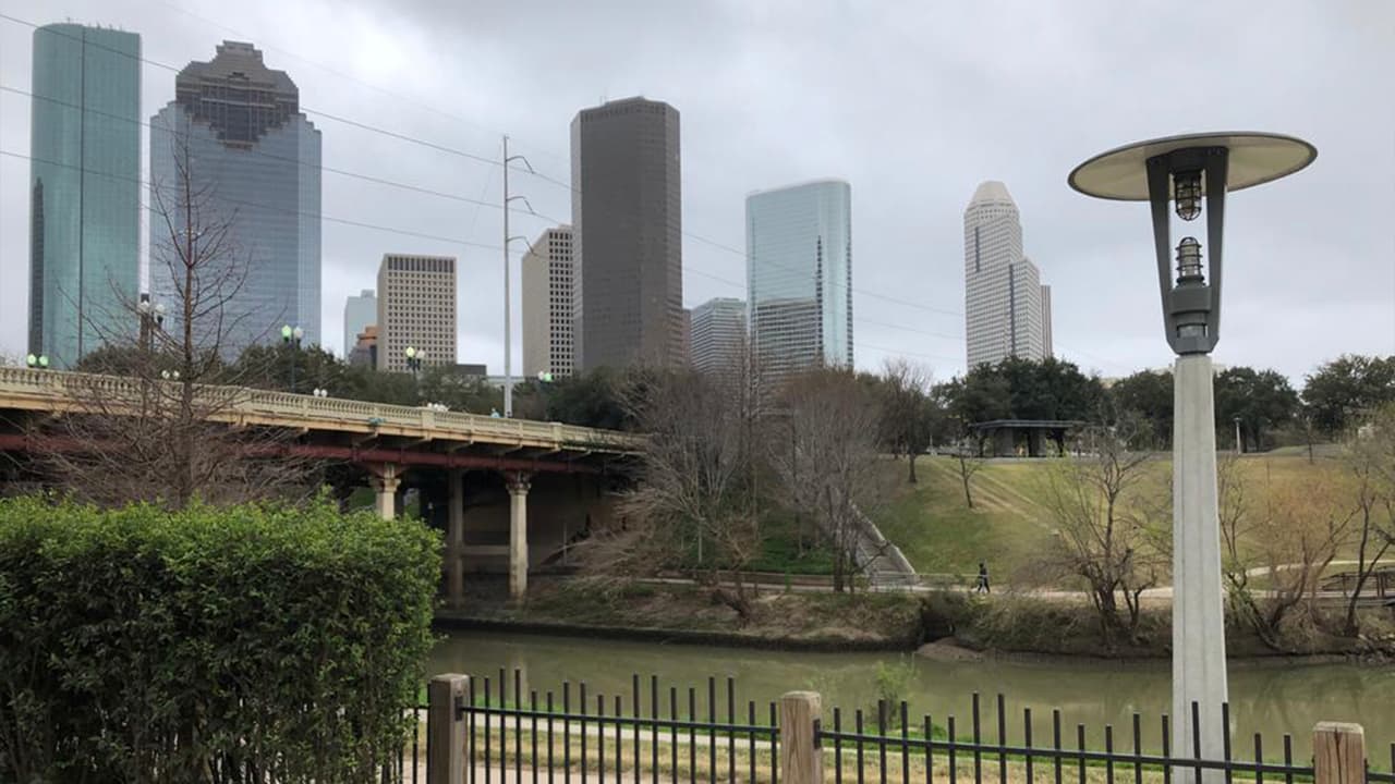 El espacio verde rodea los grandes edificios del centro de Houston.