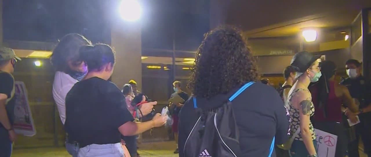 Como las noches anteriores, los presentes portaban carteles con mensajes que llaman al fin del racismo y a poner un alto a la brutalidad policiaca.