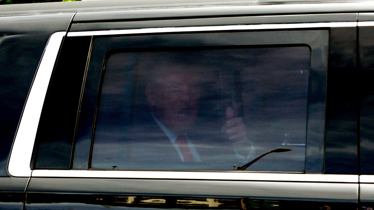 El expresidente Donald Trump llegó a Florida el lunes antes de la audiencia histórica ante la corte federal de Miami en la que será imputado por 37 cargos penales, relacionados con los documentos clasificados hallados por el FBI en su casa de Mar-a-Lago.