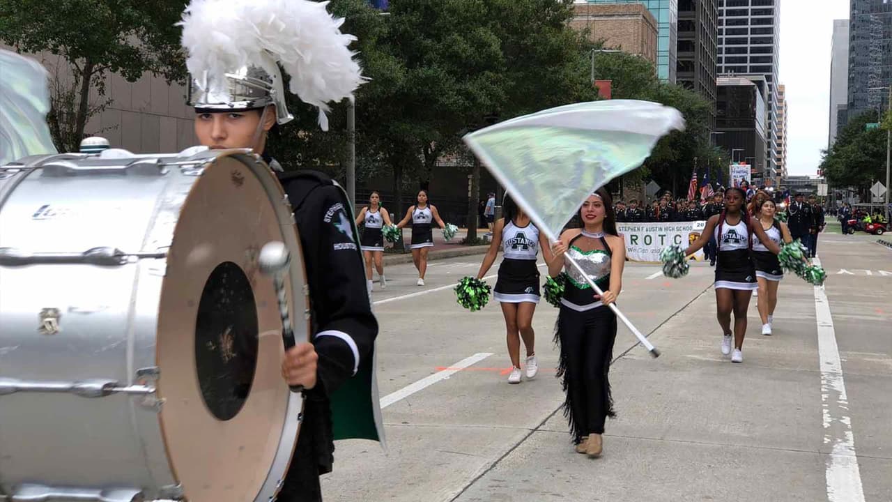 Bandas, estudiantes, organizaciones de Veteranos, entre otros entes, estuvieron desfilando por las calles de la ciudad.