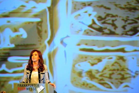 Durante la inauguración Fernández de Kirchner, rindió homenaje "a todos los escritores caídos en la dictadura, a los que perdieron a su familia, a los que tuvieron que pagar con el exilio o con su vida".