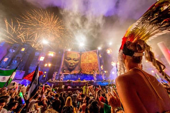 Se acerca el verano y muchos se preparan para los grandes festivales musicales de la temporada. En California, Coachella domina la taquilla, pero 'The Tomorrow World Electronic Music' parece ser una fuerte competidor. Te compartimos algunas fotos del festival de música electrónica durante su última edición en Chattahoochee Hills. La fiesta reunió a los mejores Dj’s y atrajo público de cada rincón del planeta. ¿Crees que este festival sea mejor que el del Valle de Indio?