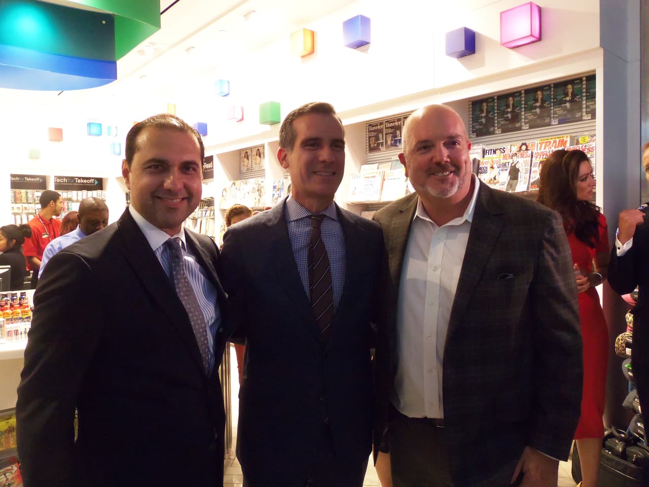 Así se festejó la inauguración de la tienda de Univision en LAX