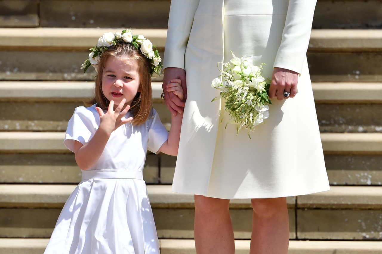 La realidad es que el vestido que usó en la boda de Meghan y Harry estaba confeccionado en color “primrose yellow” (según un comunicado oficial del Palacio) y no en blanco, como se apreciaba en las fotos.