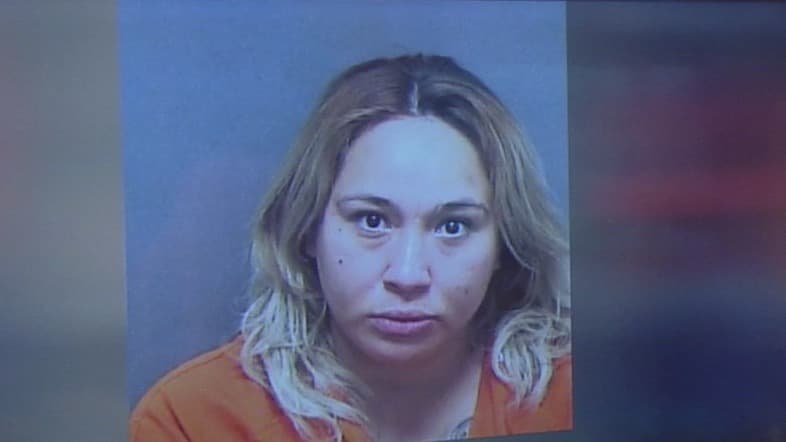 Arrestan a mujer señalada por apuñalar a otra durante una pelea