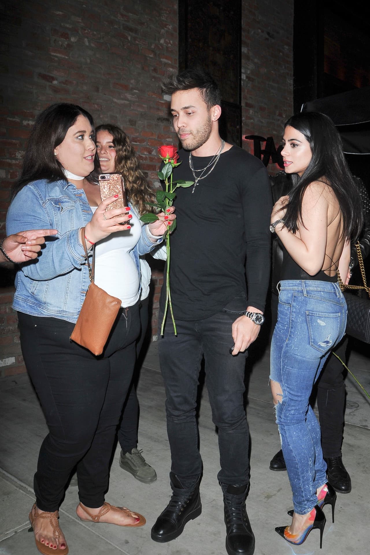Unas fanáticas esperaban al cantante afuera del local, y aprovecharon para regalarle unas rosas.