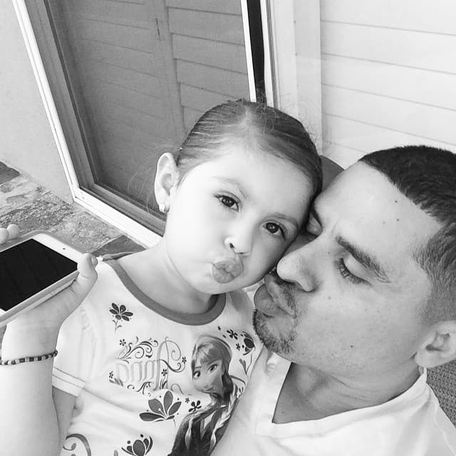 Como buen papacito, Larry será todo un maestro del buen estilo para sus hijas, ¿qué opinas?