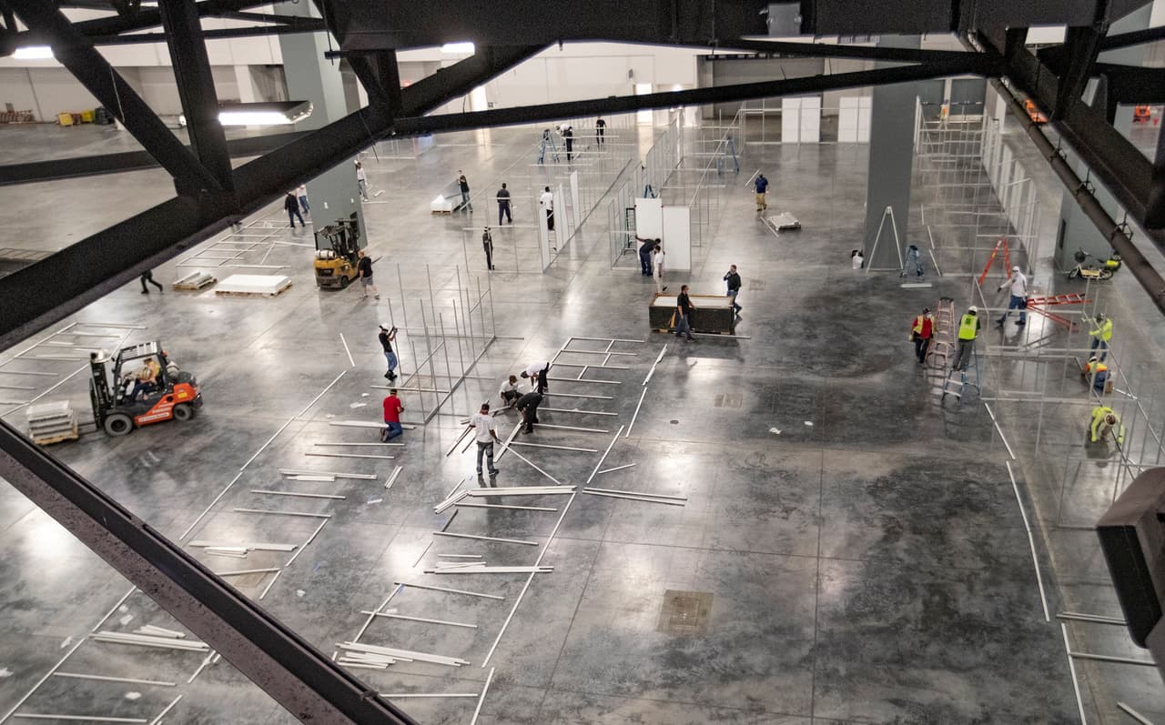 El Centro de Convenciones de Miami Beach está siendo transformado en un gran hospital de campaña para atender pacientes con coronavirus. El hospital tendría capacidad para 400 camas regulares y 50 de cuidados intensivos, pero podría ampliarse hasta a 1,000 camas, de ser necesario. 
<br>