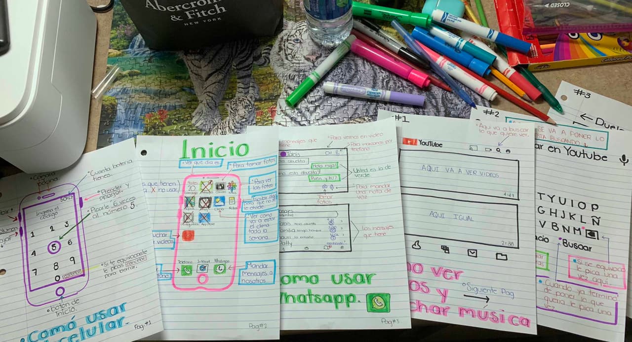 Cuando Tabahta González 
<b><a href="https://www.univision.com/local/houston-kxln/yo-se-que-mi-guelita-esta-muy-orgullosa-de-mi-joven-que-crea-manual-para-que-su-abuela-aprenda-a-usar-el-celular-fotos">creó el manual</a></b> hace 2 años, dijo a 
<b><a href="https://www.univision.com/local/houston-kxln/">Univision 45</a></b> que decició enseñale el uso del teléfono celular a través de un manual que ella misma creó con dibujos. “Yo sé que mi güelita está muy orgullosa de mí”, indicó.