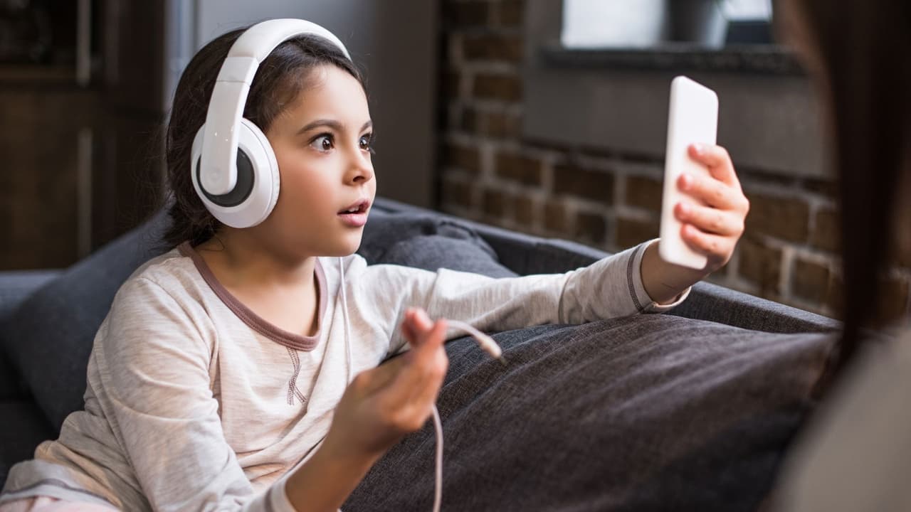 “Debe de haber más tiempo padre e hijo en lugar de ‘ten mijo el celular para que te diviertas”, señaló Ventura.
<br>