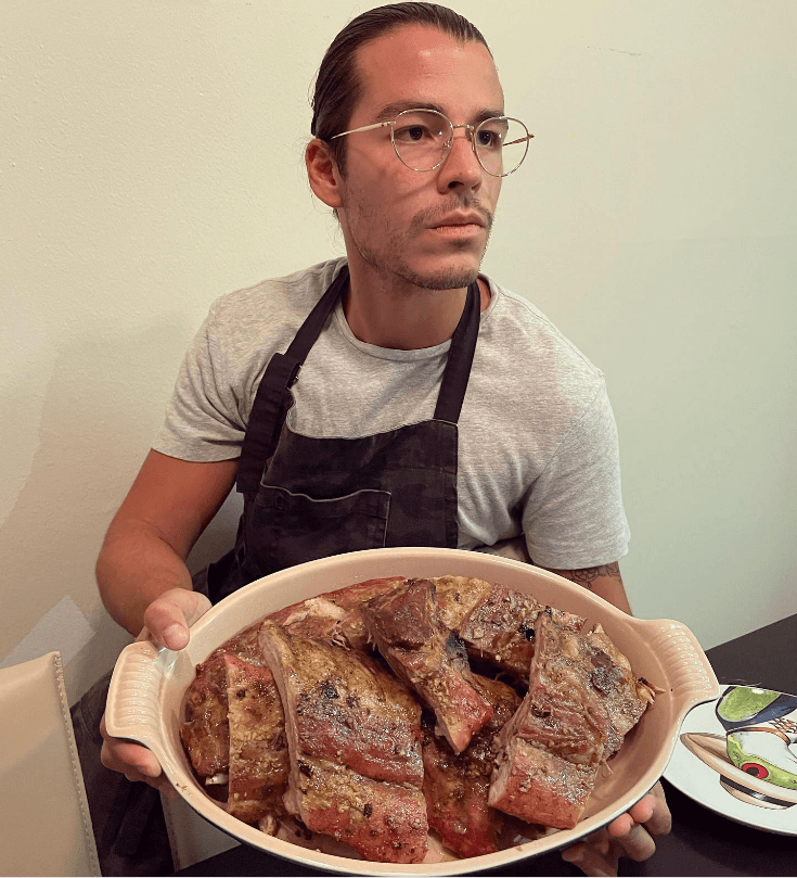 En redes sociales, el joven también presume de su amor por la cocina, que va desde probar nuevos sabores hasta crear complejos platillos.