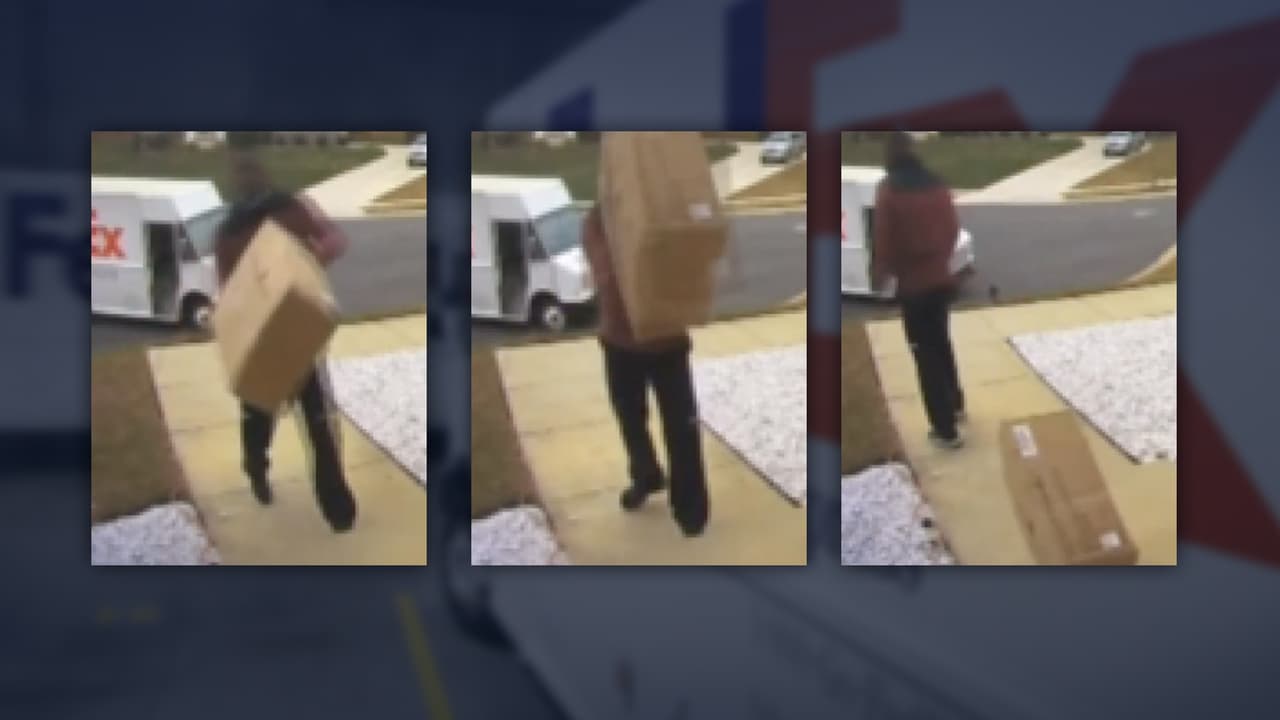 Entregó un paquete de mala gana sin saber que una cámara lo grababa todo