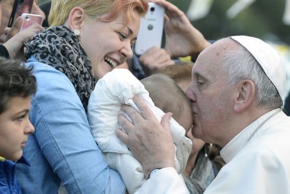 Y no duda en demostrar su afecto por los peques.