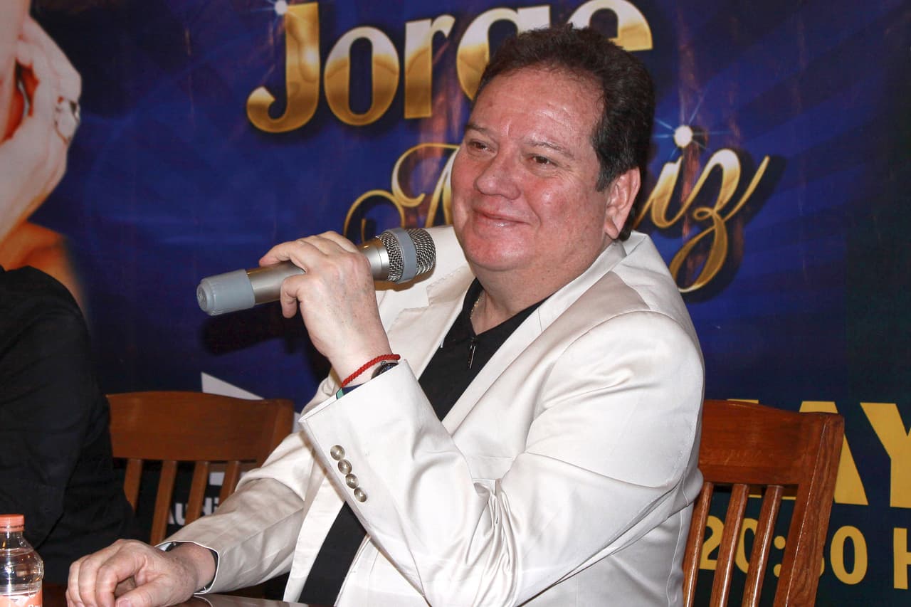 El cantante se saltó de una estrofa a otra, ignorando gran parte de la melodía oficial de los Estados Unidos de México.