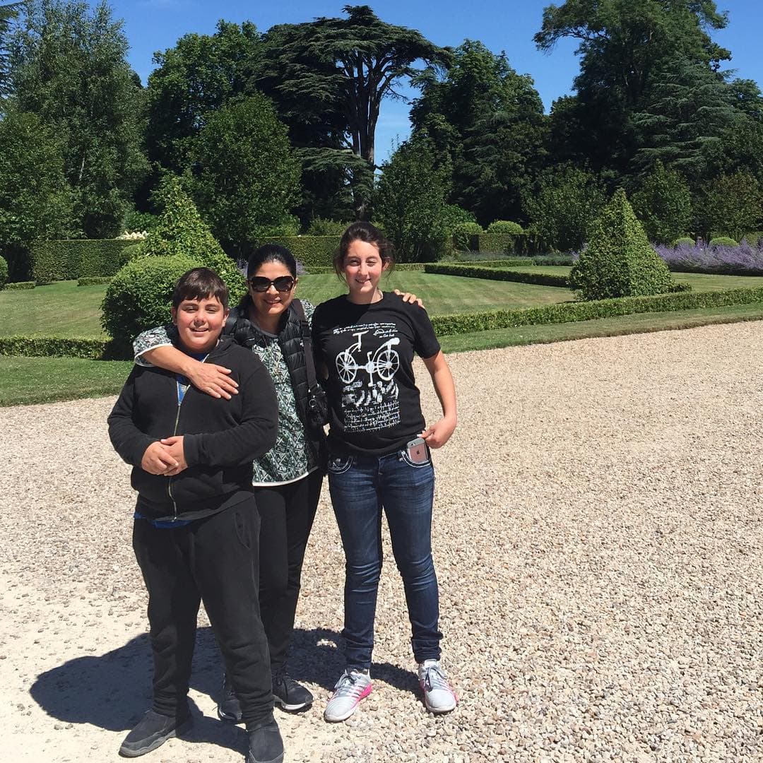 Los hijos de la actriz están creciendo a pasos agigantados, y es que en esta imagen se puede ver que ambos son más altos que su mamá.