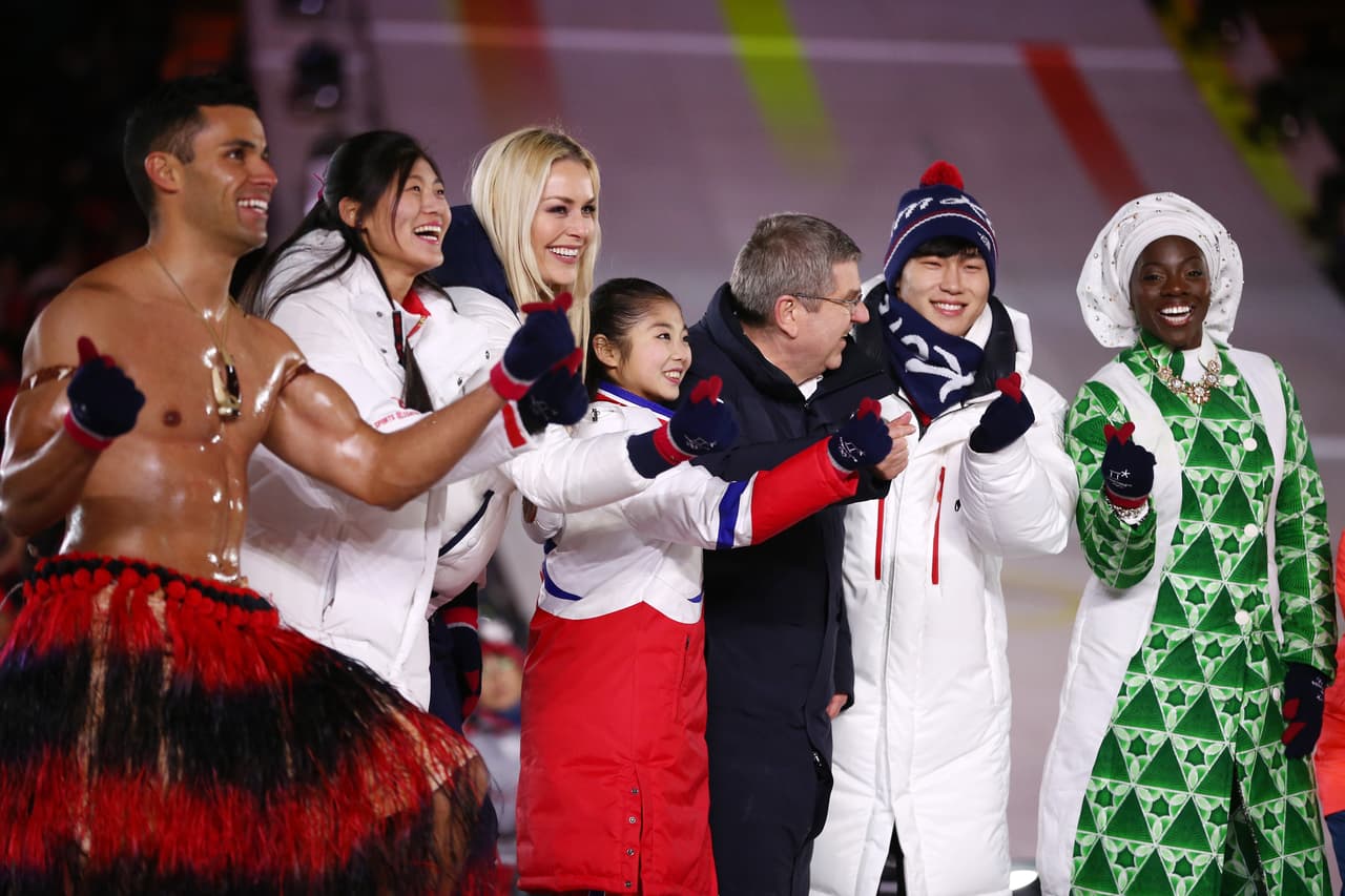 El nativo de Tonga 
<a href="https://www.theguardian.com/world/2018/feb/05/nothings-impossible-tongas-lone-skier-strikes-out-for-olympic-glory-in-south-"><u>había comenzado a interesarse en el ski a campo traviesa después de su fracaso en Rió</u></a>, según un reporte de The Guardian. Bajó cerca de 30 libras para alcanzar el nivel de peso que mantienen la mayoría de los esquiadores de fondo, lo que los hace más ligeros y rápidos.
<br>
<br>En la fotografía Taufatofua junto al presidente del Comité Olímpico Internacional y otras autoridades deportivas, en la apertura de PyeongChang 2018.
