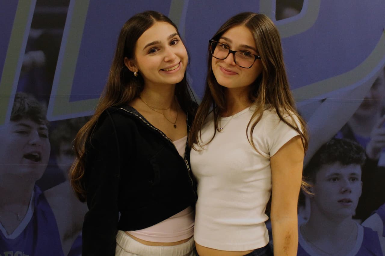 Las hermanas gemelas Kayla Jasser (izquierda) y Sydney Jasser asisten al ensayo de la ceremonia de graduación de la escuela secundaria Plainview-Old Bethpage John F. Kennedy en la Universidad de Hofstra en Hempstead.