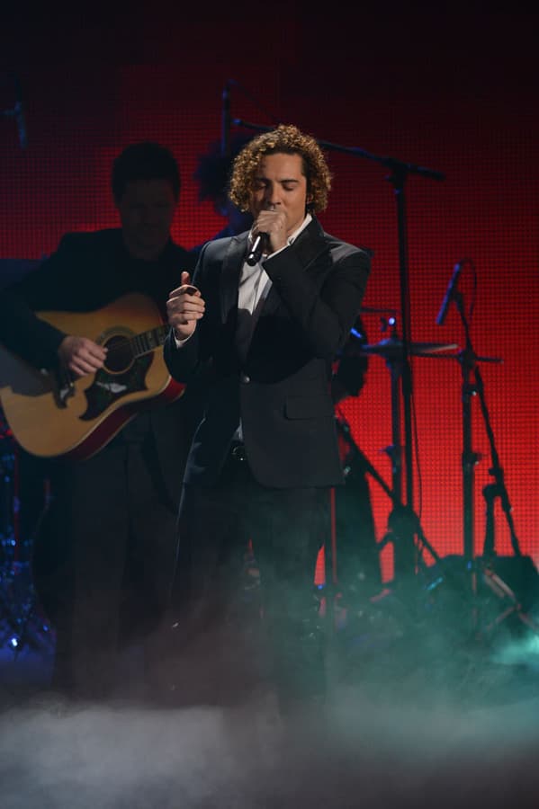 David Bisbal
<br>Año: 2013
<br>Honró a su compatriota Alejandro Sanz al interpretar de manera impecable '¿Y si fuera ella?' de Sanz.