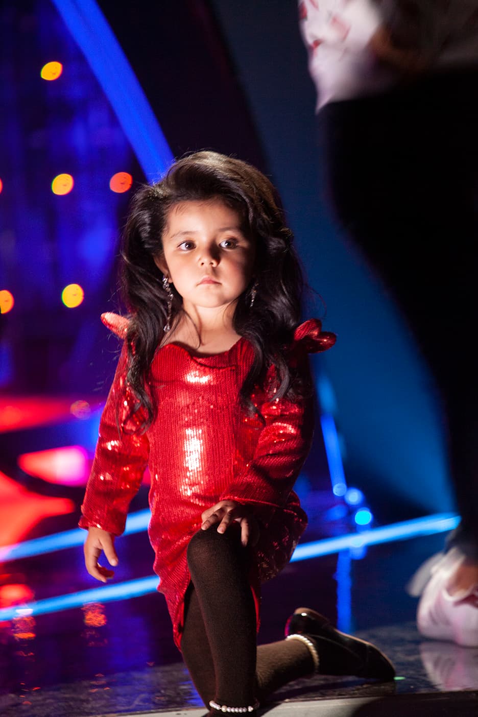 Una 
<b><a href="https://www.univision.com/shows/pequenos-gigantes/la-version-de-galilea-montijo-que-nunca-imaginaste-ver-video">mini Galilea Montijo</a></b> fue la encargada de abrir el primer show de Pequeños Gigantes. La niña de larga cabellera con vestido rojo de brillos rememoraba a la presentadora en su infancia, cuando soñaba con ser adulta: "Hoy necesito volver a ser esa niña que fui, y volver a sentir como solo lo hace un niño, porque solo así podré entenderlos a ellos".