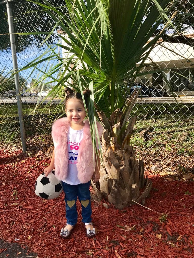 Ella estaba muy entretenida y sonriente.