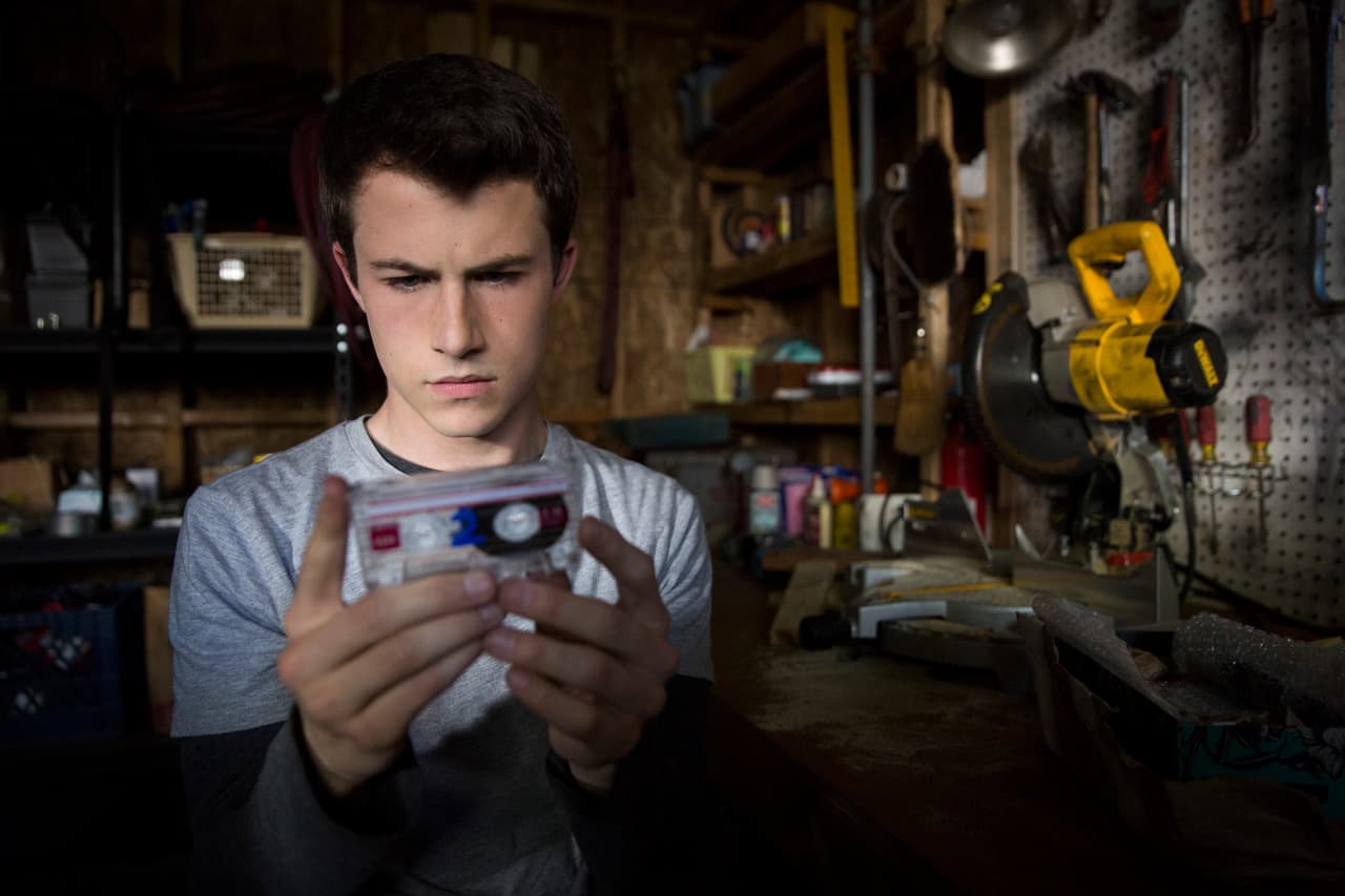 <b>‘13 reasons why’</b>
<br>En 2017 se estrenó la adaptación en serie al libro de Jay Asher, la cual recolectó puntuaciones mixtas en Rotten Tomatoes por parte de críticos y audiencia (77% y 80% respectivamente).