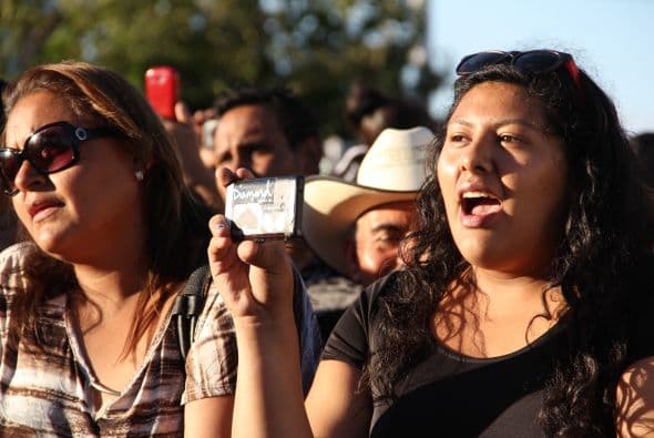Los corridos de la banda grupera “Voz de Mando” se hicieron sentir en los Latin Grammy Streets Parties en Phoenix, donde los fanáticos esperaban ansiosos y cantaron con entusiasmo las más famosas canciones de esta agrupación. 