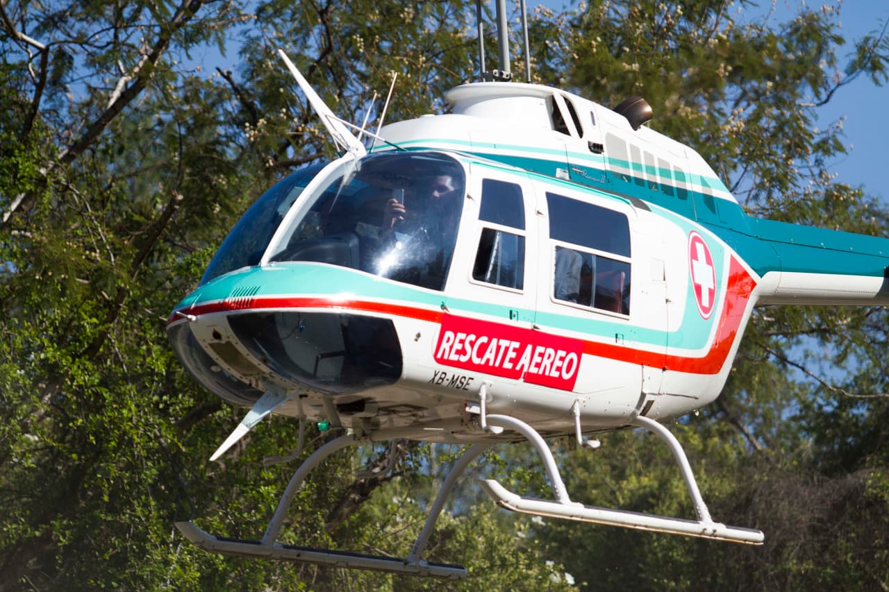 <b><a href="http://www.univision.com/series/la-piloto/juan-eduardo-colucho-es-dave">John</a></b> no perdió ni un momento y se apresuró para llegar al territorio donde cayó el avión y rescatar a Yolanda.