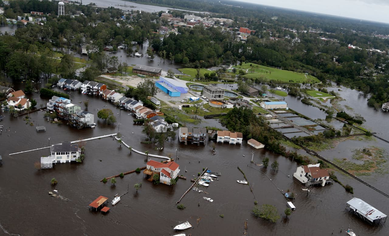 Las casas y una marina inundadas como resultado de las mareas altas y la lluvia del huracán Florence que se movió a través del área en Jacksonville, N.C.