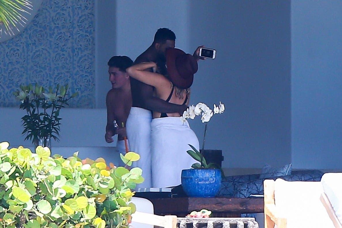 Lo cierto es que no habíamos visto a Khloé y Tristan tan acaramelados desde el escándalo suscitado a mediados de abril, en los días previos al nacimiento de True Thompson Kardashian, la hija de ambas celebridades.