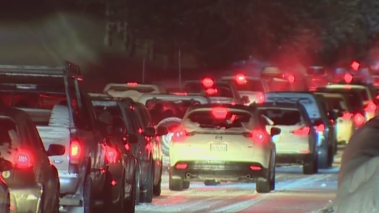 Cientos de personas atrapadas por la nieve y bajo inclementes temperaturas en vías en California