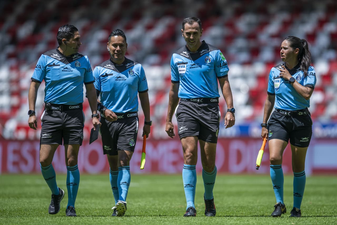 El tapatío Angel Márquez tiene tarjeta amarilla.