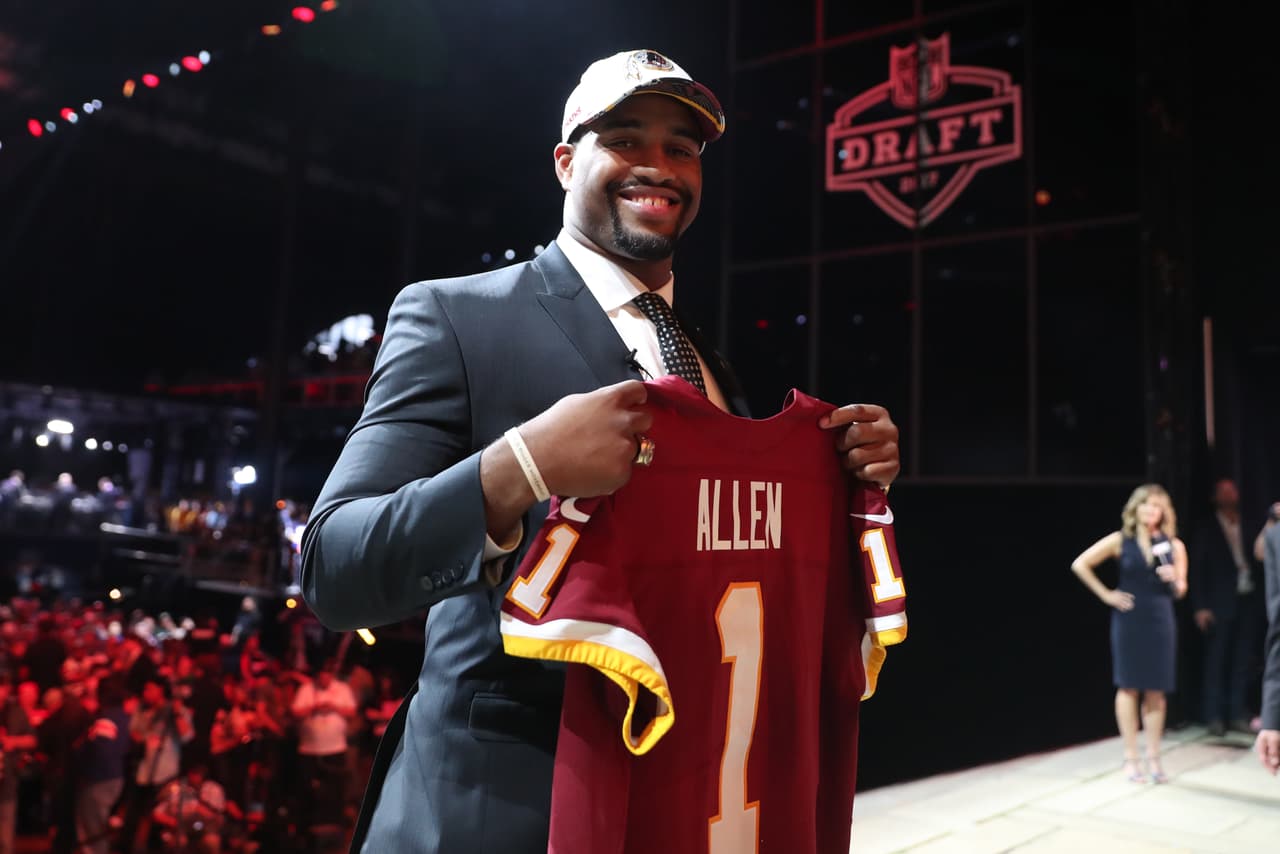 <b>17 JONATHAN ALLEN | DE Washington Redskins</b>
<br>Universidad: Alabama
<br>Estatura: 6’3’’
<br>Peso: 286 libras
<br>
<br>Destacar: Terminó séptimo en la votación de Trofeo Heisman en 2016 y ganó dos premios de jugador defensivo del año (Bednarik y Nagurski).
<br>
<br>Resumen: Un competidor fundamentalmente sano y furioso que puede jugar dentro y fuera, pero no cuenta con los movimientos ni la longitud ideal en el borde.
<br>
<br>Conclusión: Primera vez desde 2013 que Alabama tuvo jugadores seleccionados consecutivamente en la primera ronda.