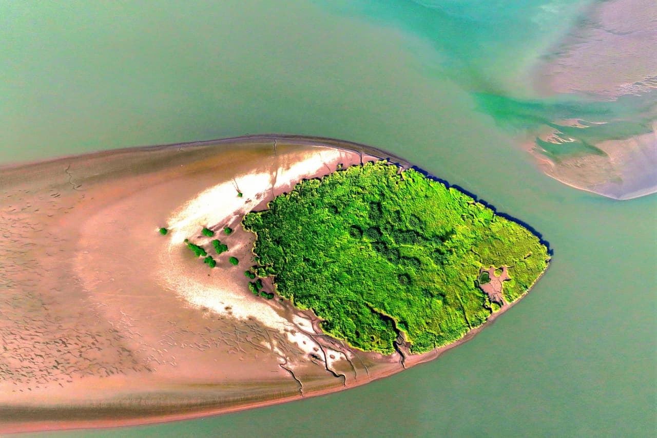 China declaró, por primera vez en nueve años, una alerta de sequía a nivel nacional. La foto aérea muestra el retroceso del nivel del agua junto a una isla en el río Yangtze en Rugao, provincia oriental china de Jiangsu.
