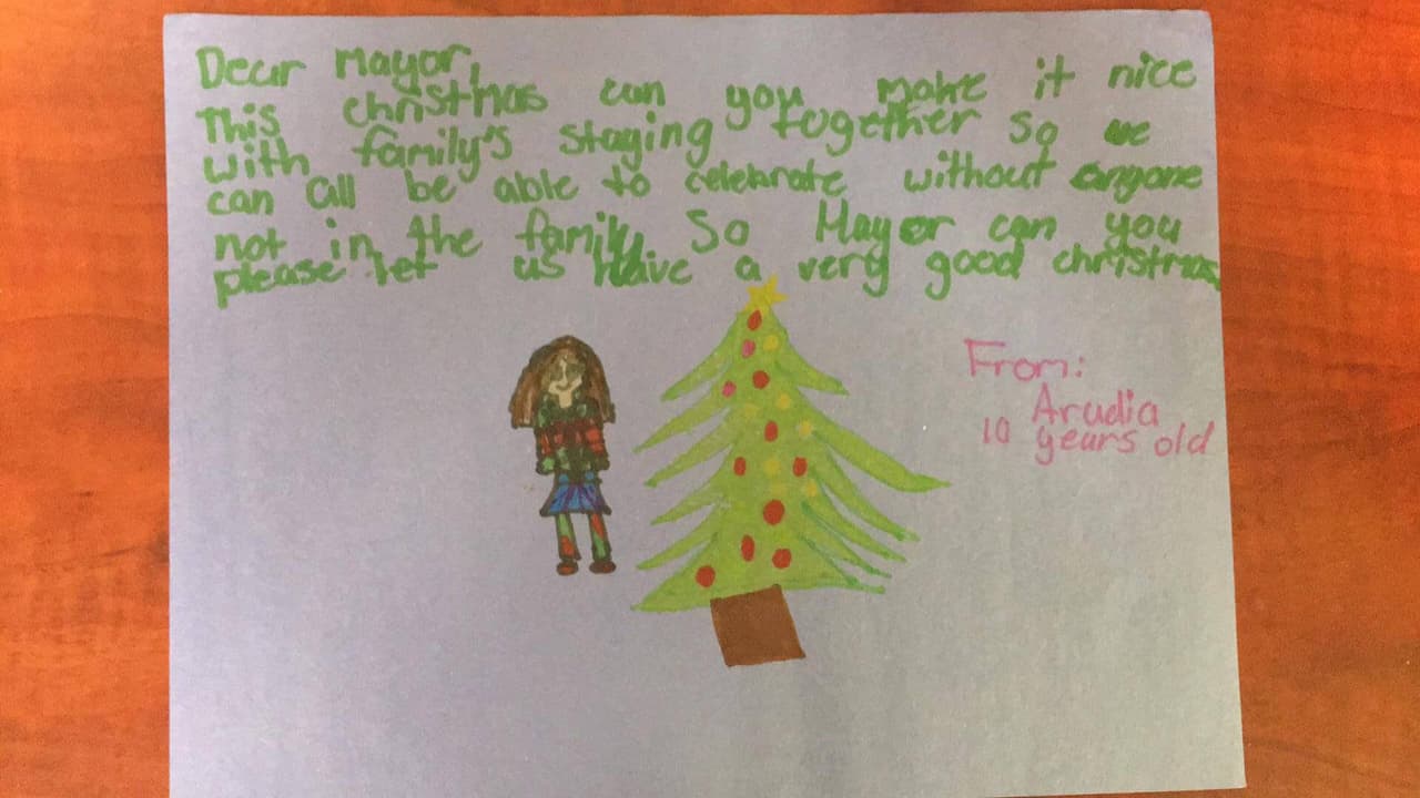 "Querido alcalde: Esta Navidad, ¿podrías hacer que las familias permanezcan juntas para que podamos celebrar juntos sin que nadie falte?", escribió Audia de 10 años.