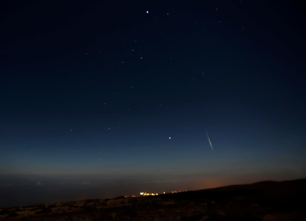 <b>¿Cuántos meteoros podrás ver en una hora?</b>
<br>
<a href="https://www.nasa.gov/centers/marshall/news/news/releases/2017/heads-up-earthlings-the-geminids-are-here.html">Los científicos de la NASA </a>hablan de una cantidad de 
<b>120 meteoros pasando por el cielo en una hora</b>, un promedio de dos meteoros por minutos, una verdadera explosión celeste que se podrá observar en todo el mundo. "Las Gemínidas serán la mejor ducha de meteoros este año que viajarán en promedio a 35 km por hora", explicó Bill Cooke de la Oficina Meteoros de la NASA. "La Luna menguante no arruinará el espectáculo".
<br>